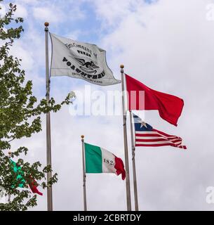 Drapeaux de la Révolution du Texas contre le Mexique, au monument Lone Star et au parc historique des drapeaux à Conroe, dans le comté de Montgomery, Texas. Banque D'Images