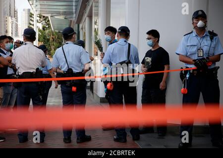 Hong Kong. 15 août 2020. Deux hommes ont été détenus au cours du mémorial mensuel pour un homme qui est tombé à sa mort lors de la manifestation l'année dernière au centre commercial Pacific place de Hong Kong, le samedi 15 août 2020 crédit: May James/ZUMA Wire/Alay Live News Banque D'Images