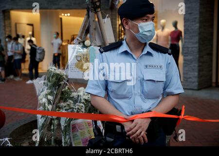 Hong Kong. 15 août 2020. Une ligne de cordon se trouve devant le monument commémoratif où un homme est tombé à sa mort lors de la manifestation de l'année dernière au centre commercial Pacific place de Hong Kong, le samedi 15 août 2020. Crédit : May James/ZUMA Wire/Alay Live News Banque D'Images