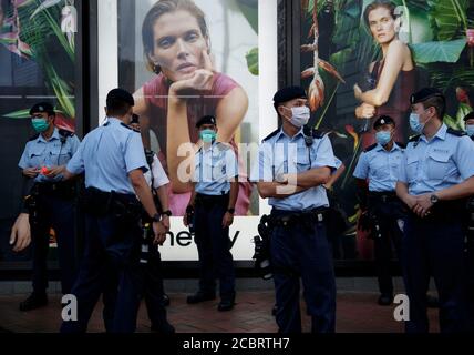 Hong Kong. 15 août 2020. La police a tenu des gardes pendant le mémorial mensuel pour un homme qui est tombé à sa mort lors de la manifestation l'an dernier au centre commercial Pacific place à Hong Kong, le samedi 15 août 2020. Crédit : May James/ZUMA Wire/Alay Live News Banque D'Images