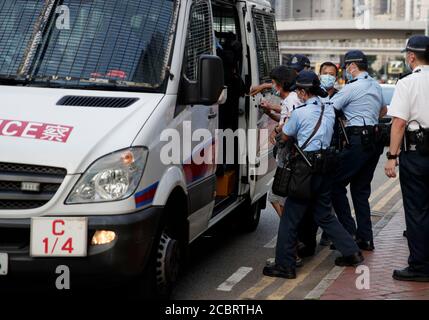 Hong Kong. 15 août 2020. La police arrête une femme au cours du mémorial mensuel pour un homme qui est tombé à sa mort lors de la manifestation de l'année dernière au centre commercial Pacific place de Hong Kong, le samedi 15 août 2020. Crédit : May James/ZUMA Wire/Alay Live News Banque D'Images