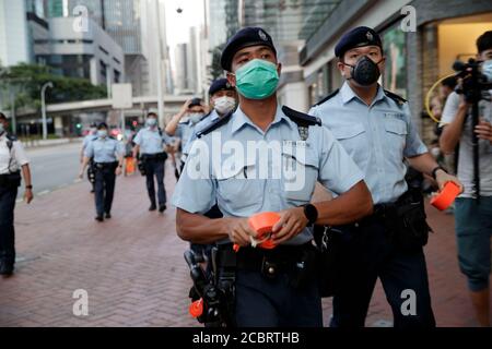 Hong Kong. 15 août 2020. La police a accusé pendant le mémorial mensuel un homme qui est tombé à sa mort lors de la manifestation l'an dernier au centre commercial Pacific place de Hong Kong, le samedi 15 août 2020. Crédit : May James/ZUMA Wire/Alay Live News Banque D'Images