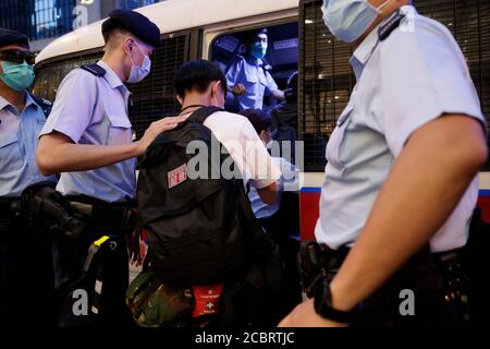 Hong Kong. 15 août 2020. La police a arrêté une presse pendant le mémorial mensuel pour un homme qui est tombé à sa mort lors de la manifestation de l'année dernière au centre commercial Pacific place à Hong Kong, le samedi 15 août 2020. Crédit : May James/ZUMA Wire/Alay Live News Banque D'Images