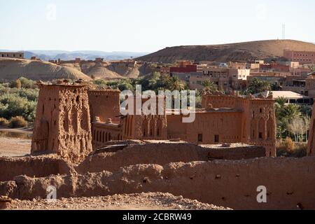 Ait Ben Haddou ksar Maroc, ancienne forteresse avec nouvelle ville en arrière-plan Banque D'Images