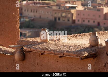 Pots anciens sur le mur à ait Ben Haddou ksar Maroc, la nouvelle ville en arrière-plan Banque D'Images