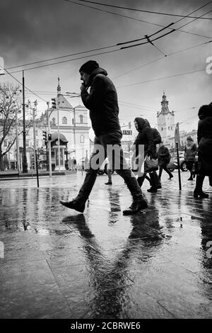 Les passants de Lviv. Les habitants de Lviv. Lviv/Ukraine - 30 janvier 2020 : les passants descendent le prospect Svobody. Banque D'Images