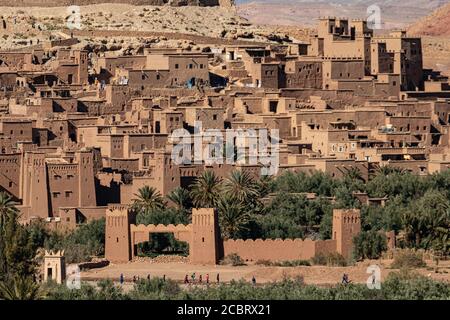 Ait Ben Haddou ksar Maroc, ancienne forteresse vue de haut dans la nouvelle ville Banque D'Images