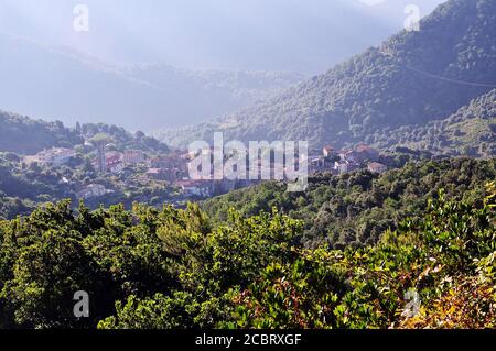 Petit village de montagne de Vico en Corse du Sud Banque D'Images