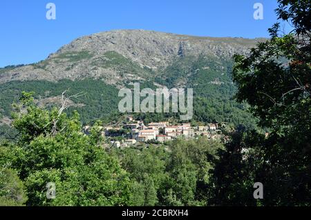 Petit village de montagne de Vico en Corse du Sud Banque D'Images