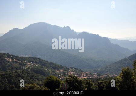 Petit village de montagne de Vico en Corse du Sud Banque D'Images