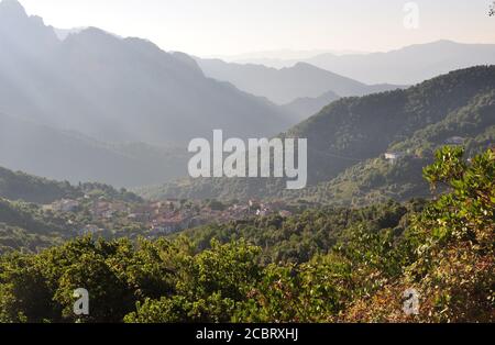 Petit village de montagne de Vico en Corse du Sud Banque D'Images