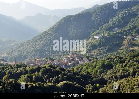 Petit village de montagne de Vico en Corse du Sud Banque D'Images