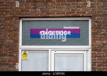 Panneau de porte de scène du théâtre Cliffs Pavilion à Southend on Sea, Essex, Royaume-Uni, fermé en raison du confinement pandémique du coronavirus COVID-19. Banque D'Images