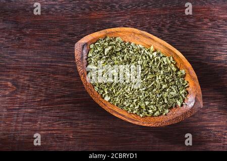 Feuilles de moringa séchées dans un bol sur la table, Moringa oléifera Banque D'Images