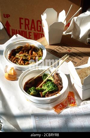 Le repas chinois livré repose sur des boîtes d'emballage dans une maison résidentielle, aux États-Unis Banque D'Images