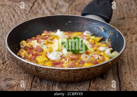 Oeufs brouillés avec du jambon dans une casserole Banque D'Images