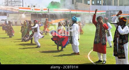 Jaipur, Inde, 15 août 2020 : des artistes du Rajasthani effectuent de la danse folklorique pendant les célébrations du 74e jour de l'indépendance, au stade Sawai Mansingh à Jaipur. Crédit : Sumit Saraswat/Alay Live News Banque D'Images