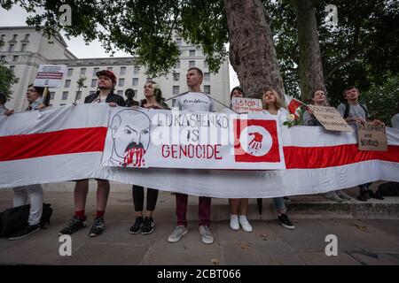 Piquet de solidarité de la Biélorussie. Les Britanniques et les Biélorusses se réunissent en face de Downing Street pour réclamer un soutien du gouvernement britannique. Londres, Royaume-Uni. Banque D'Images