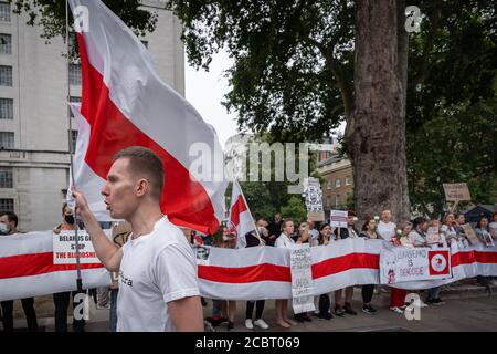 Piquet de solidarité de la Biélorussie. Les Britanniques et les Biélorusses se réunissent en face de Downing Street pour réclamer un soutien du gouvernement britannique. Londres, Royaume-Uni. Banque D'Images