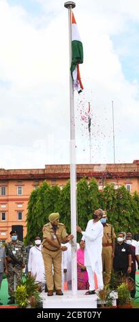 Jaipur, Inde, 15 août 2020 : le ministre en chef du Rajasthan, Ashok Gehlot, histe le drapeau national lors des 74e célébrations de l'indépendance, au Secrétariat de Jaipur. Crédit : Sumit Saraswat/Alay Live News Banque D'Images