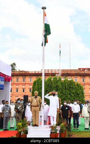 Jaipur, Inde, 15 août 2020 : le ministre en chef du Rajasthan, Ashok Gehlot, salue après avoir hissé le drapeau national lors des 74e célébrations de l'indépendance, au Secrétariat de Jaipur. Crédit : Sumit Saraswat/Alay Live News Banque D'Images