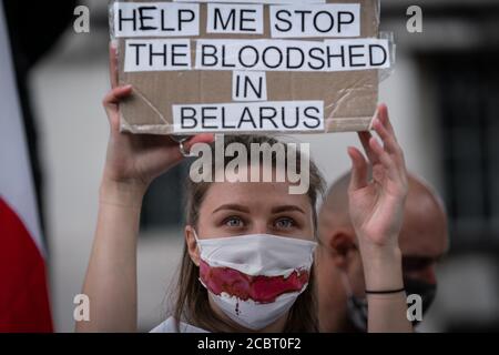 Piquet de solidarité de la Biélorussie. Les Britanniques et les Biélorusses se réunissent en face de Downing Street pour réclamer un soutien du gouvernement britannique. Londres, Royaume-Uni. Banque D'Images