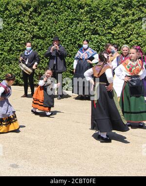 Bande de deux pièces avec un groupe de danseurs tous vêtus Des costumes traditionnels espagnols sont utilisés lors d'un après-midi ensoleillé à Lantadilla Palencia Espagne Banque D'Images