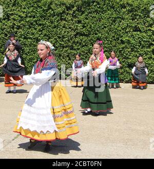 Bande de deux pièces avec un groupe de danseurs tous vêtus Des costumes traditionnels espagnols sont utilisés lors d'un après-midi ensoleillé à Lantadilla Palencia Espagne Banque D'Images