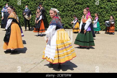 Bande de deux pièces avec un groupe de danseurs tous vêtus Des costumes traditionnels espagnols sont utilisés lors d'un après-midi ensoleillé à Lantadilla Palencia Espagne Banque D'Images