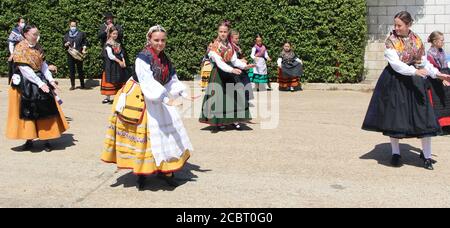 Bande de deux pièces avec un groupe de danseurs tous vêtus Des costumes traditionnels espagnols sont utilisés lors d'un après-midi ensoleillé à Lantadilla Palencia Espagne Banque D'Images