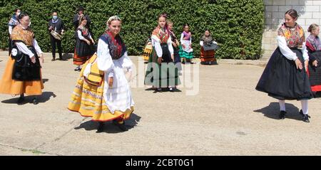 Bande de deux pièces avec un groupe de danseurs tous vêtus Des costumes traditionnels espagnols sont utilisés lors d'un après-midi ensoleillé à Lantadilla Palencia Espagne Banque D'Images