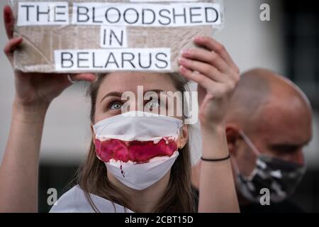 Piquet de solidarité de la Biélorussie. Les Britanniques et les Biélorusses se réunissent en face de Downing Street pour réclamer un soutien du gouvernement britannique. Londres, Royaume-Uni. Banque D'Images