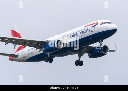 L'avion de ligne Airbus A320 de British Airways atterrit à l'aéroport de Londres Heathrow, au Royaume-Uni, lors d'une pandémie du coronavirus COVID-19, par mauvais temps Banque D'Images