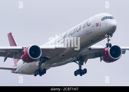 L'avion de ligne Airbus A350 de Virgin Atlantic Airways, appelé Red Velvet, débarque à l'aéroport de Londres Heathrow, au Royaume-Uni, pendant la pandémie du coronavirus COVID-19. Banque D'Images