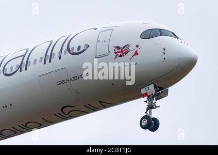 L'avion de ligne Airbus A350 de Virgin Atlantic Airways, appelé Red Velvet, débarque à l'aéroport de Londres Heathrow, au Royaume-Uni, pendant la pandémie du coronavirus COVID-19. Banque D'Images