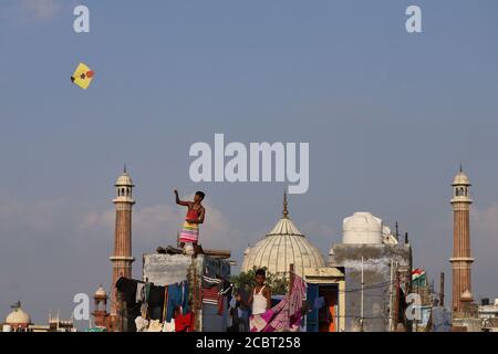 New Delhi, Inde. 15 août 2020. Un homme vole un cerf-volant sur la toile de fond de Jama Masjid pendant les célébrations du jour de l'indépendance de l'Inde.beaucoup de personnes en Inde volent des cerfs-volants pour marquer le jour de l'indépendance du pays à New Delhi. Crédit : SOPA Images Limited/Alamy Live News Banque D'Images