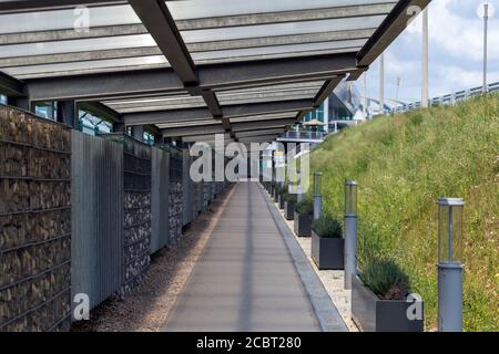 Trottoir vide à l'aéroport international Ferenc Liszt de Budapest pendant la pandémie Covid-19. Banque D'Images