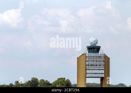 Budapest, Hongrie - 08 15 2020: Tour de contrôle à l'aéroport international Ferenc Liszt de Budapest, Hongrie, un jour d'été. Banque D'Images