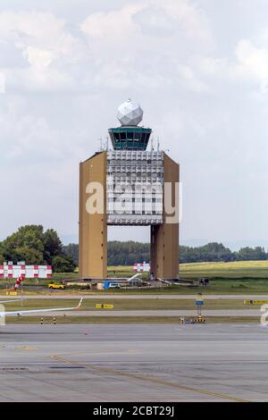 Budapest, Hongrie - 08 15 2020: Tour de contrôle à l'aéroport international Ferenc Liszt de Budapest, Hongrie, un jour d'été. Banque D'Images