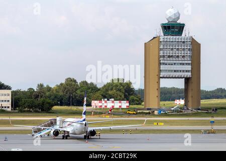 Budapest, Hongrie - 08 15 2020: Tour de contrôle à l'aéroport international Ferenc Liszt de Budapest, Hongrie, un jour d'été. Banque D'Images