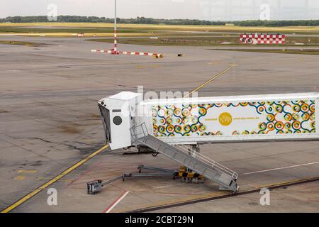 Budapest, Hongrie - 08 15 2020: gangway solitaire à l'aéroport international Ferenc Liszt de Budapest pendant la pandémie Covid-19. Banque D'Images