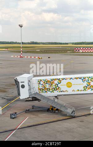 Budapest, Hongrie - 08 15 2020: gangway solitaire à l'aéroport international Ferenc Liszt de Budapest pendant la pandémie Covid-19. Banque D'Images