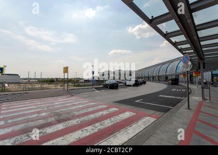 Budapest, Hongrie - 08 15 2020: Terminal 2B à l'aéroport international Ferenc Liszt de Budapest, Hongrie, en été. Banque D'Images