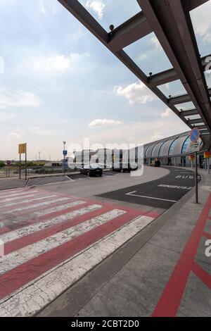 Budapest, Hongrie - 08 15 2020: Terminal 2B à l'aéroport international Ferenc Liszt de Budapest, Hongrie, en été. Banque D'Images