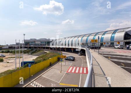 Budapest, Hongrie - 08 15 2020: Terminal 2B à l'aéroport international Ferenc Liszt de Budapest, Hongrie, en été. Banque D'Images