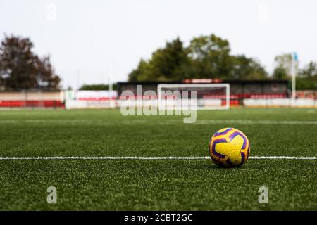 Football sur un terrain de football 3G vide avec un but en arrière-plan. Le terrain est Bedfont Sports Ground, Londres.