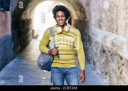 Homme noir avec visite des cheveux afro à Grenade Banque D'Images