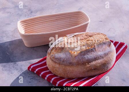 Panier de pain artisanal avec un pain de levain. Banque D'Images