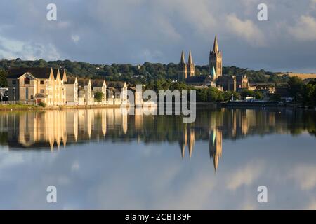 La cathédrale de Truro se reflète dans la rivière Truro. L'image capturée dans le parc Boscawen un matin au début du mois d'août. Banque D'Images