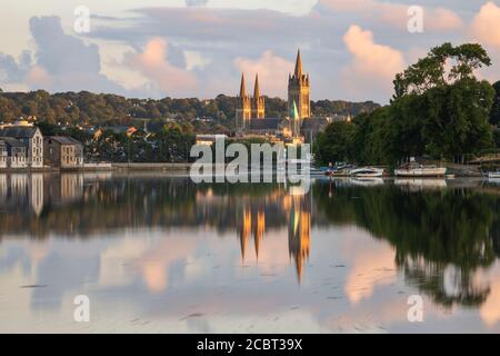 La cathédrale de Truro se reflète dans la rivière Truro. L'image capturée dans le parc Boscawen un matin au début du mois d'août. Banque D'Images